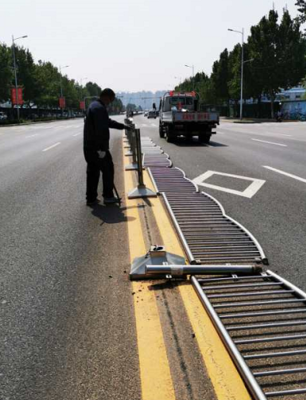 郑州市5条道路拆除中心交通隔离护栏